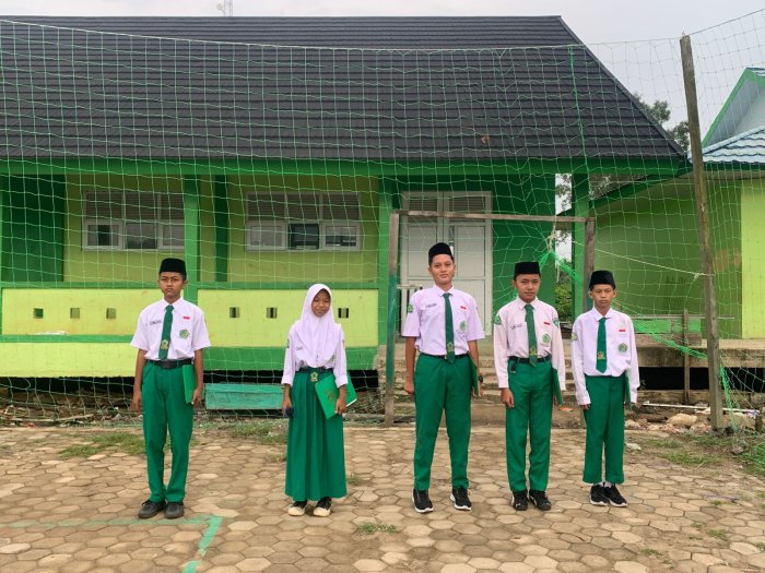 Siswa Kelas 8D MTsN 3 Tanjung Jabung Timur Tampil Apik sebagai Petugas Upacara Bendera