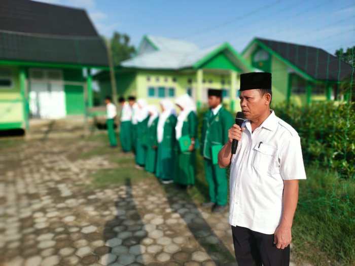 MTsN 3 Tanjung Jabung Timur Awali Semester Genap dengan Upacara Dipimpin Abdul Muin, S.Ag