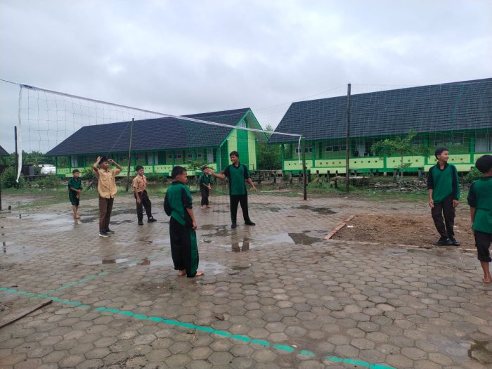Siswa Kelas 8B MTsN 3 Tanjung Jabung Timur Tetap Semangat Berlatih Voli Meski Lapangan Becek