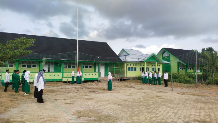 MTsN 3 Tanjung Jabung Timur Gelar Upacara Bendera, Waka Kesiswaan Tekankan Kedisiplinan dan Adab