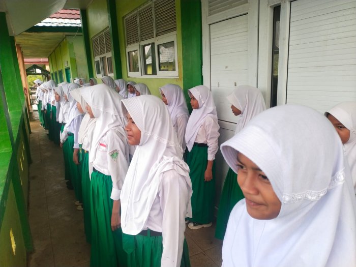 MTsN 3 Tanjung Jabung Timur Gelar Upacara Bendera di Teras Madrasah