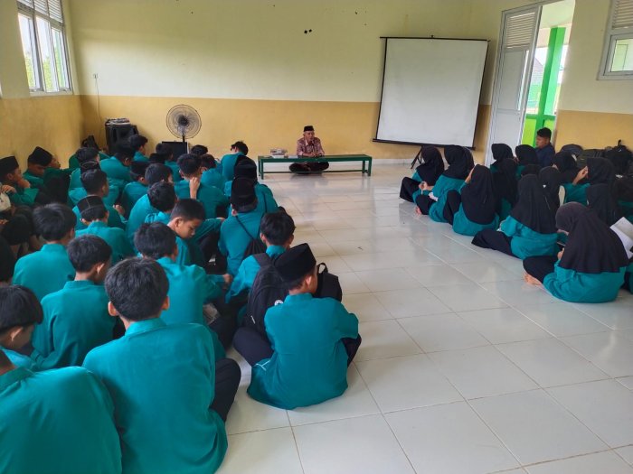Pesantren Kilat Hari Ke-4 MTsN 3 Tanjung Jabung Timur: Drs. Jafri Kupas Keutamaan dan Hikmah Puasa