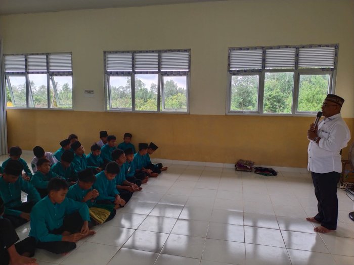 Kepala Madrasah MTSN 3 Tanjung Jabung Timur Resmi Buka Pesantren Kilat