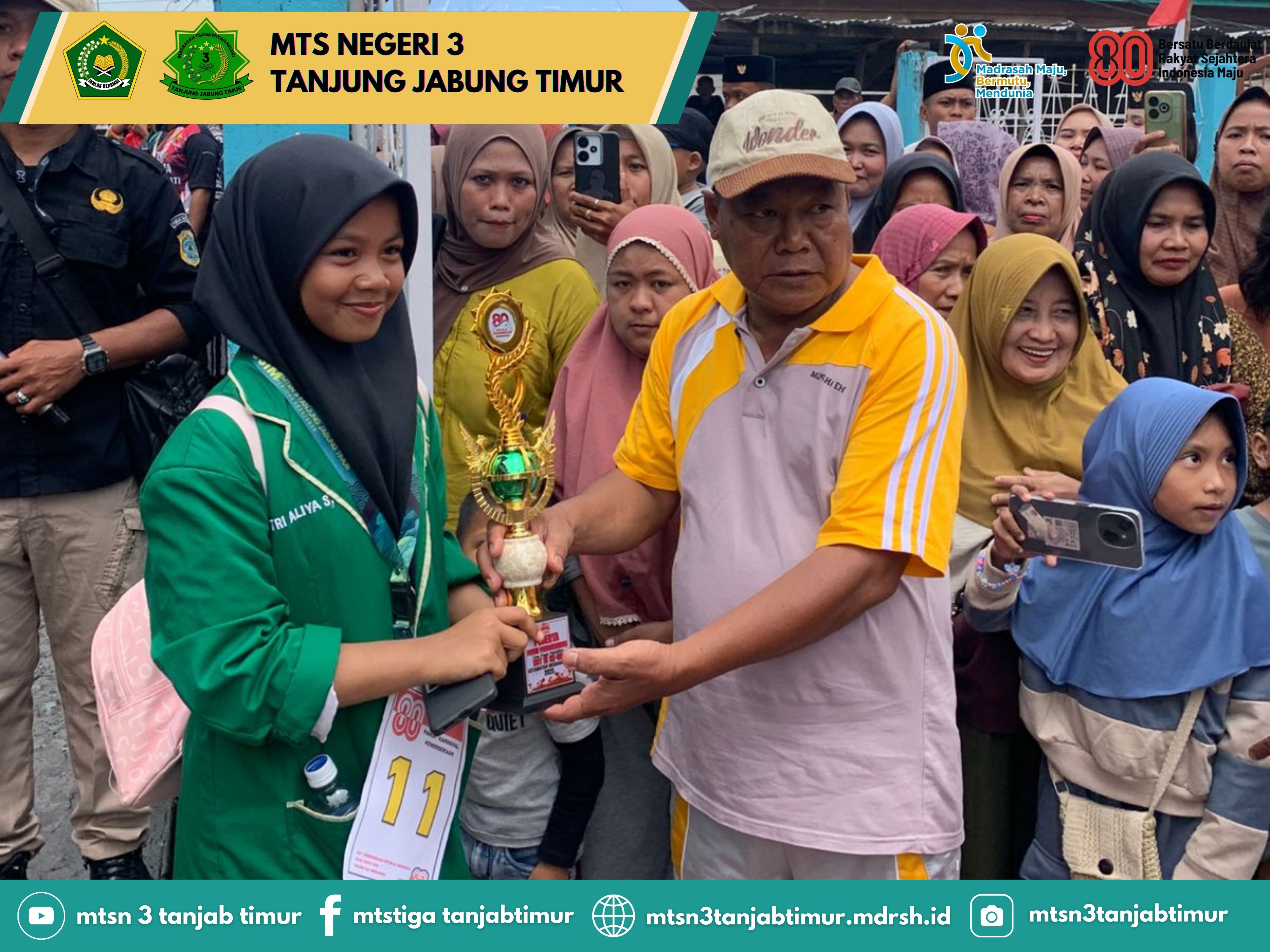 MTsN 3 Tanjung Jabung Timur Raih Piala Pawai HUT RI ke-80