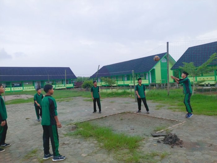 Pagi Penuh Semangat! Siswa MTsN 3 Tanjung Jabung Timur Asah Passing Voli di Lapangan