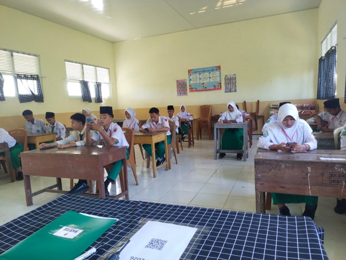 Tetap Fokus! Siswa MTsN 3 Tanjung Jabung Timur Jalani Hari Keempat Ujian Madrasah dengan Penuh Percaya Diri