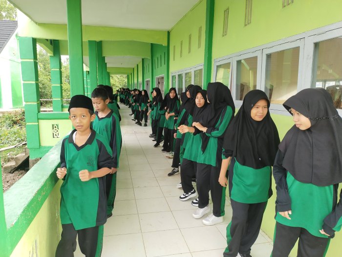 MTsN 3 Tanjung Jabung Timur Gelar Senam Pagi Bersama