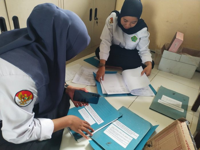 Bersinergi Menuju Madrasah Unggul: Guru dan Tendik Siapkan Dokumen Pendukung PKKM