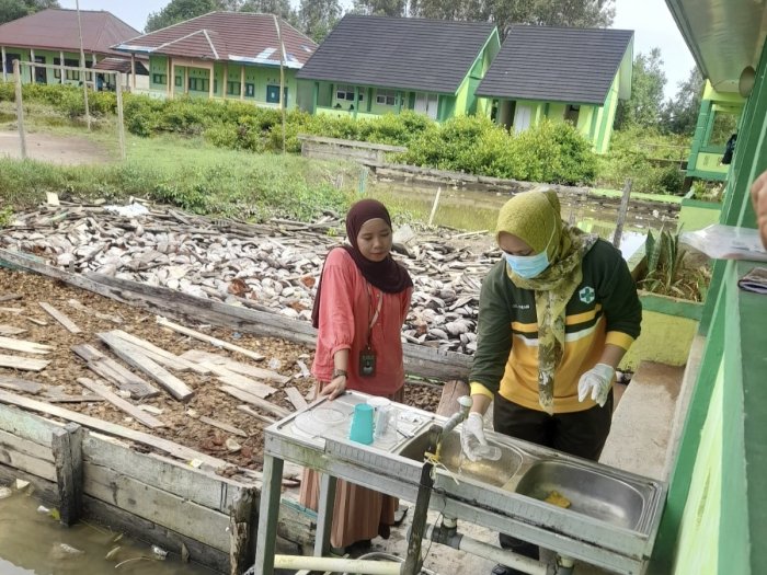 Dukung Sekolah Sehat, Puskesmas Mendahara Gelar Pemeriksaan Air, Udara, dan Kantin di MTsN 3 Tanjab Timur