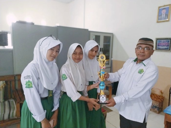 Bangga! Tiga Srikandi Syarhil Quran Serahkan Piala Juara 1 AKSIOMA II 2026 kepada Madrasah