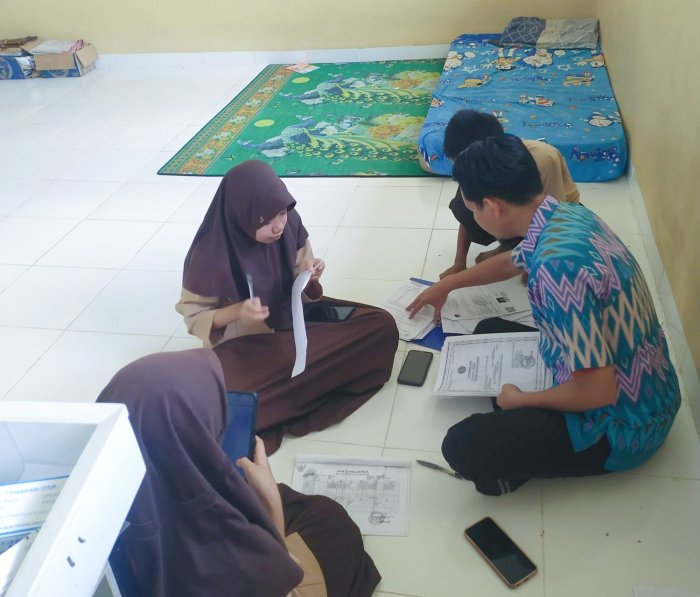 Wali Kelas VIII A MTsN 3 Tanjung Jabung Timur Dampingi Siswa Isi Link Layanan Kesehatan Primer Kemenkes RI