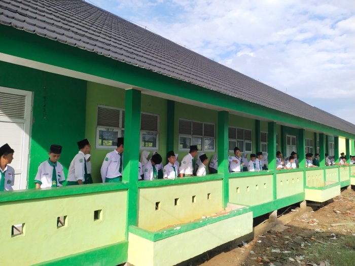 MTsN 3 Tanjung Jabung Timur Gelar Upacara Bendera dengan Khidmat