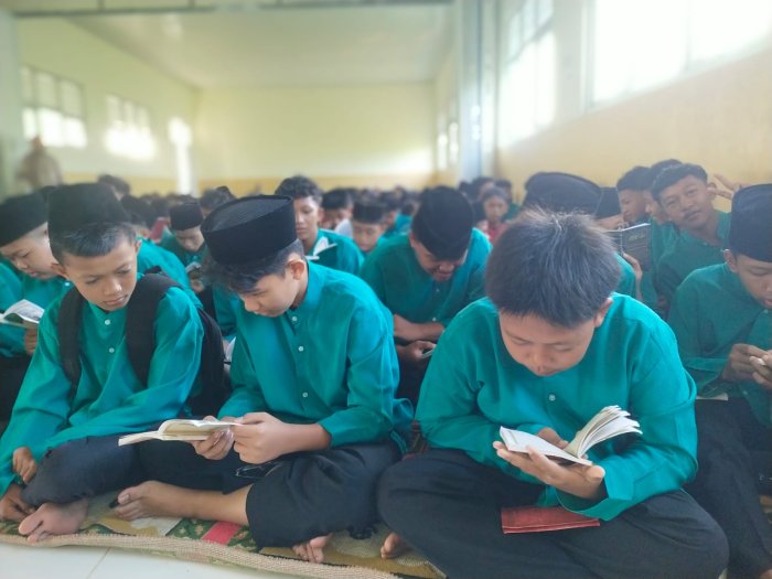 Jumat Penuh Berkah, MTsN 3 Tanjung Jabung Timur Istiqamah Gelar Yasinan Bersama