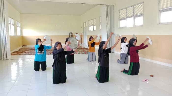 Siswa Pilihan MTsN 3 Tanjung Jabung Timur Intensif Latihan Tari Sambut Perpisahan Kelas IX