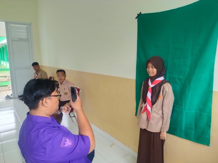 Semarak! Siswa MTsN 3 Tanjung Jabung Timur Antusias Ikuti Foto KTA Pramuka