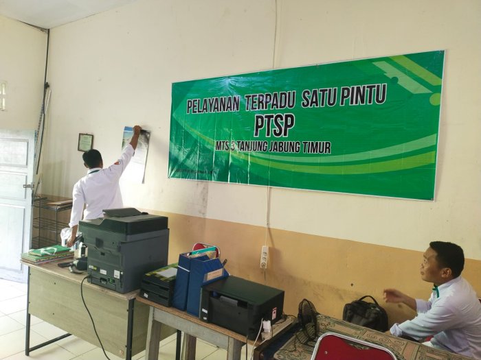 MTsN 3 Tanjung Jabung Timur Pasang Spanduk PTSP, Komitmen Wujudkan Zona Integritas