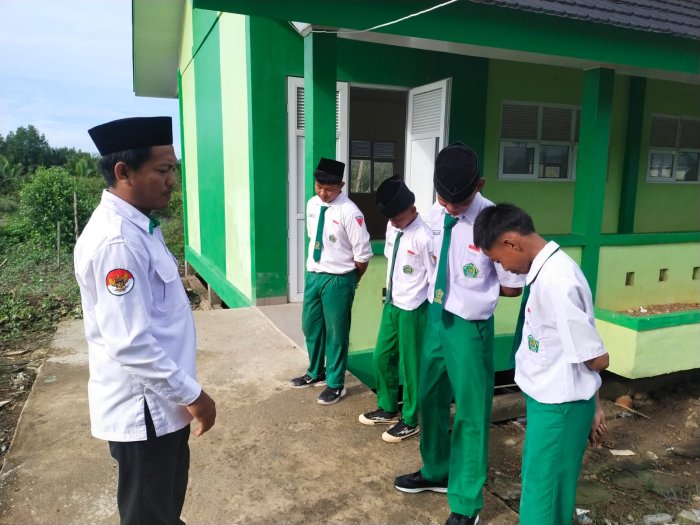 Waka Kesiswaan MTsN 3 Tanjung Jabung Timur Berikan Pembinaan Karakter kepada Siswa Kurang Disiplin