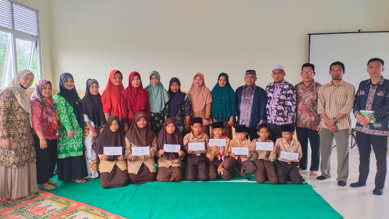 Guru ASN MTsN 3 Tanjung Jabung Timur salurkan Zakat Profesi kepada siswa