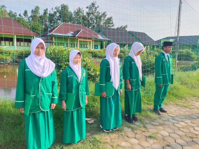 OSIM Ambil Peran, Upacara Bendera Merah Putih MTsN 3 Tanjung Jabung Timur Berjalan Tertib