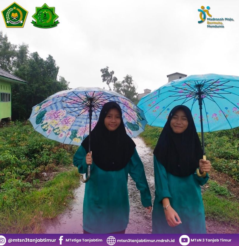 Semangat Tak Kenal Hujan: Siswa MTsN 3 Tanjung Jabung Timur Tetap Berangkat ke Sekolah
