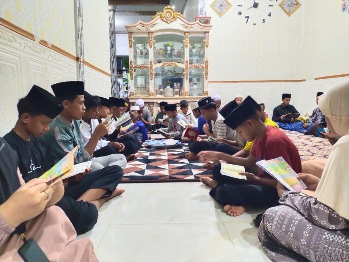 Guru dan Siswa MTsN 3 Tanjung Jabung Timur Hadiri Pengajian di Kediaman Almarhum Bapak Arifullah, S.Pd.