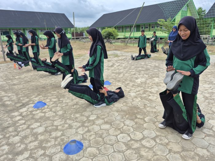 Guru PJOK MTsN 3 Tanjung Jabung Timur Gelar Aktivitas Olahraga di Lapangan Madrasah