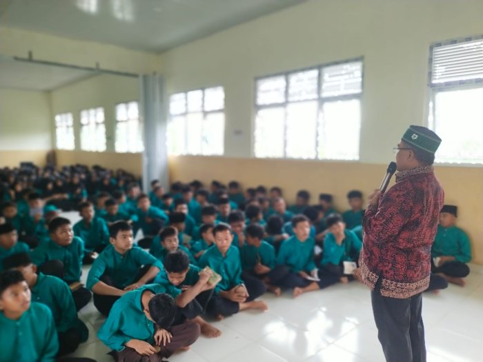 Bangun Kesadaran Hidup Sehat, Kepala MTsN 3 Tanjab Timur Sampaikan Informasi Kunjungan Puskesmas Mendahara