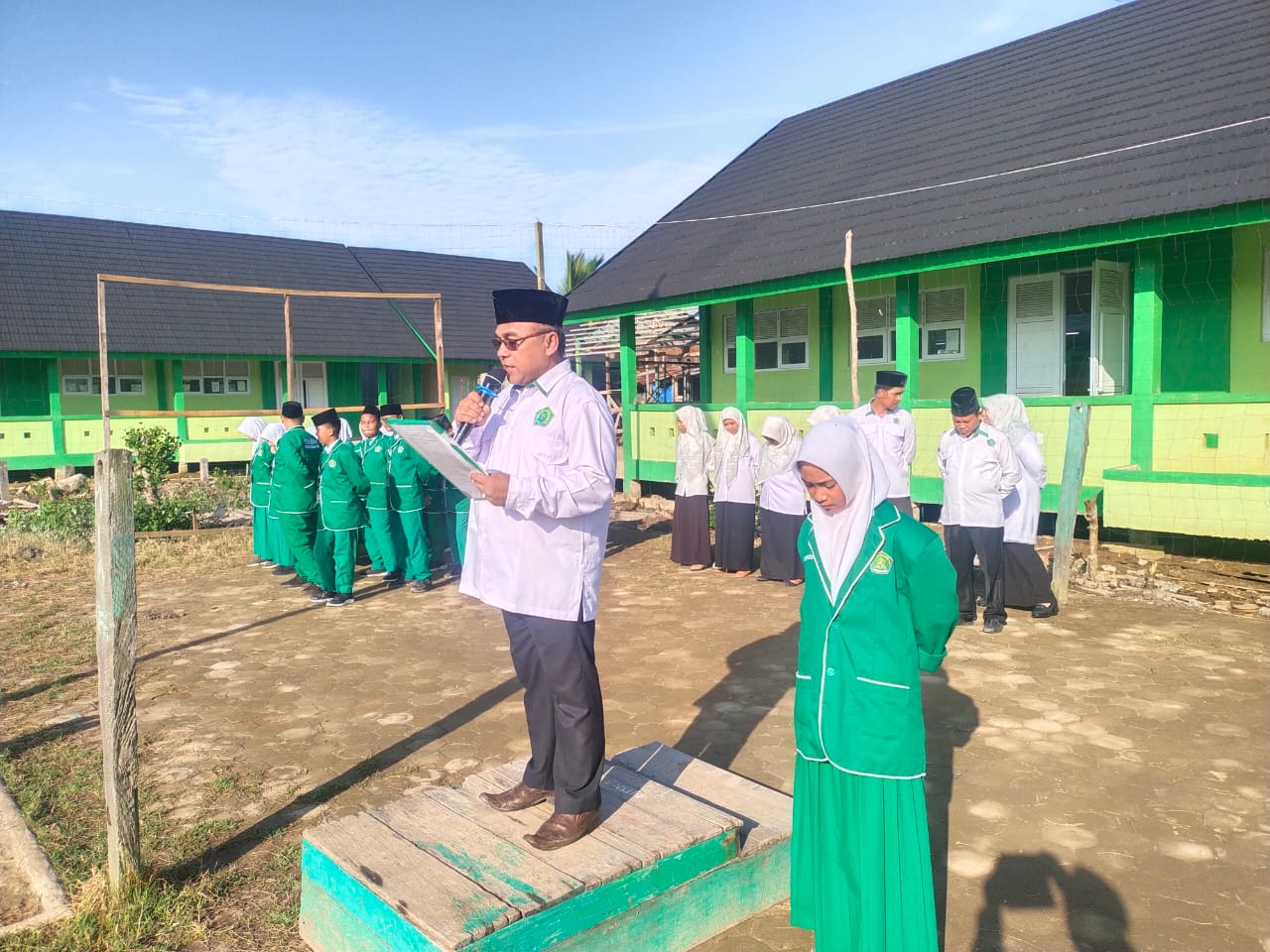 Peringatan Hari Pancasila di MTsN 3 Tanjung Jabung Timur Dilakukan dengan Upacara Khidmat