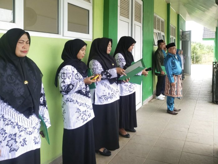 Penuh Haru dan Apresiasi, MTSN 3 Tanjung Jabung Timur Gelar Upacara Hari Guru Nasional 2025