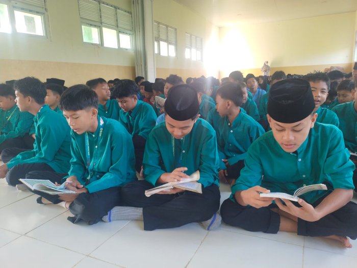 MTsN 3 Tanjung Jabung Timur Gelar Pembiasaan Pagi Jumat dengan Pembacaan Surah Yasin