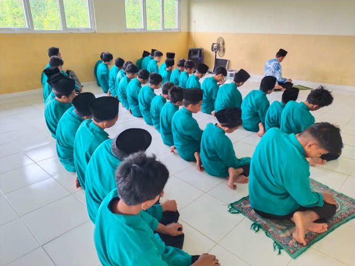 MTsN 3 Tanjung Jabung Timur Gelar Pesantren Kilat Hari Terakhir, Bahas Keutamaan Akhlak