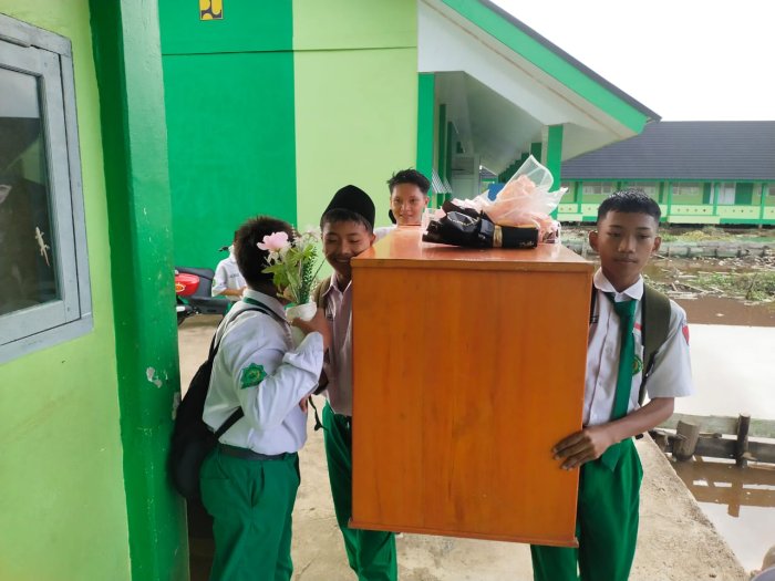 Semangat Kebersamaan, Guru dan Siswa MTsN 3 Tanjung Jabung Timur Gotong Royong Pindahkan Ruang Majelis Guru