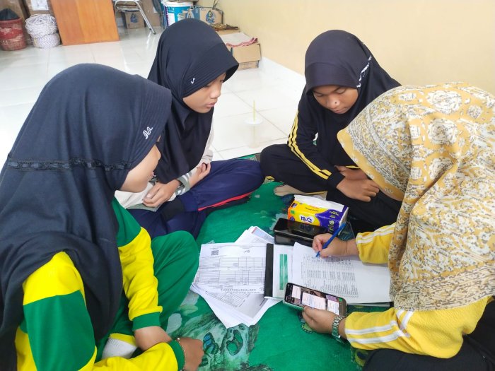 Wali Kelas 7A Dampingi Siswa dalam Pengisian Link Layanan Kesehatan Primer Kemenkes RI