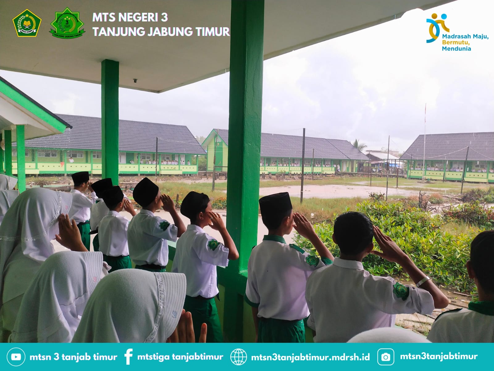 Upacara Bendera MTsN 3 Tanjung Jabung Timur Tetap Digelar Meski Diterpa Hujan