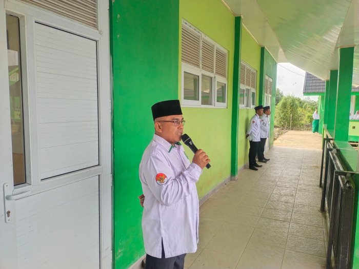 MTsN 3 Tanjung Jabung Timur Teguhkan Karakter Disiplin Lewat Upacara Bendera Senin