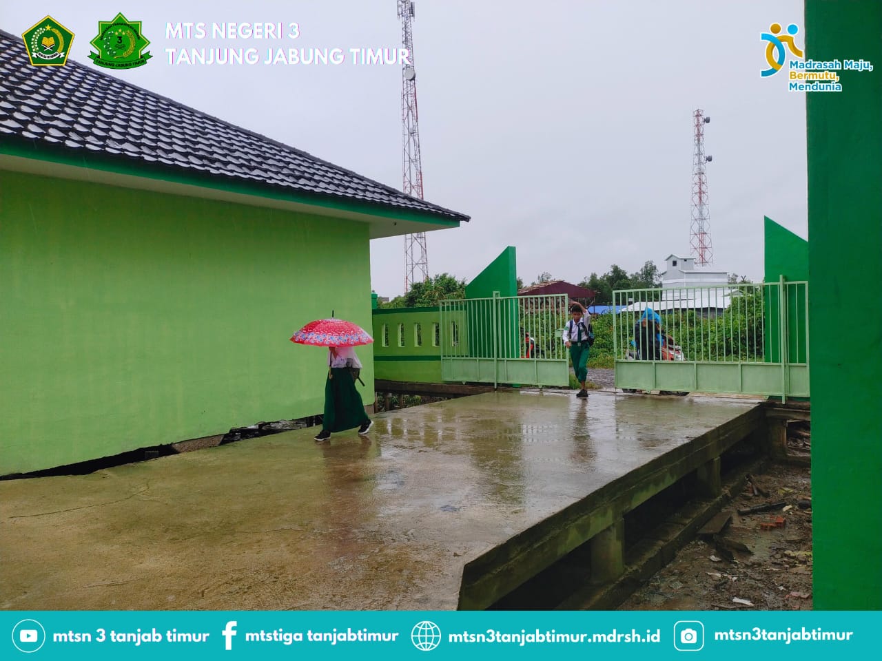 Semangat Belajar Siswa MTsN 3 Tanjung Jabung Timur Tak Luntur Meski Hujan Deras