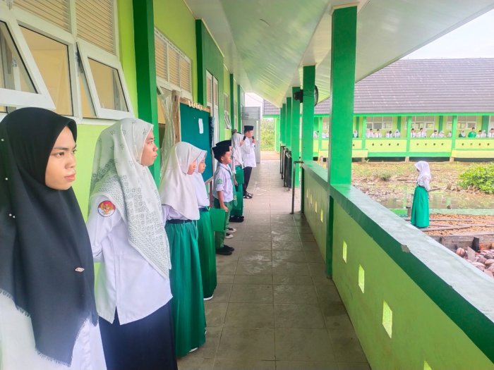 Petugas Upacara Kelas 8B MTsN 3 Tanjung Jabung Timur Tampil Baik di Upacara Bendera