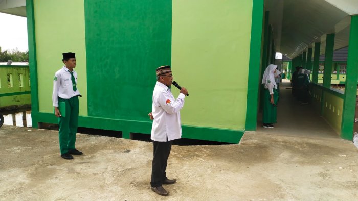 MTSN 3 Tanjung Jabung Timur Gelar Upacara Bendera, Kepala Madrasah Tekankan Kebersihan dan Persiapan Ramadhan