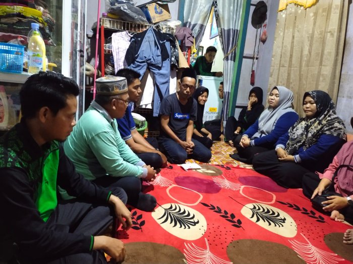 Keluarga Besar MTsN 3 Tanjung Jabung Timur Berikan Donasi Kepada Keluarga Siswa Putri Alia Sari yang Berduka