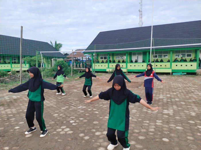 MTsN 3 Tanjung Jabung Timur Adakan Senam Pagi Rutin