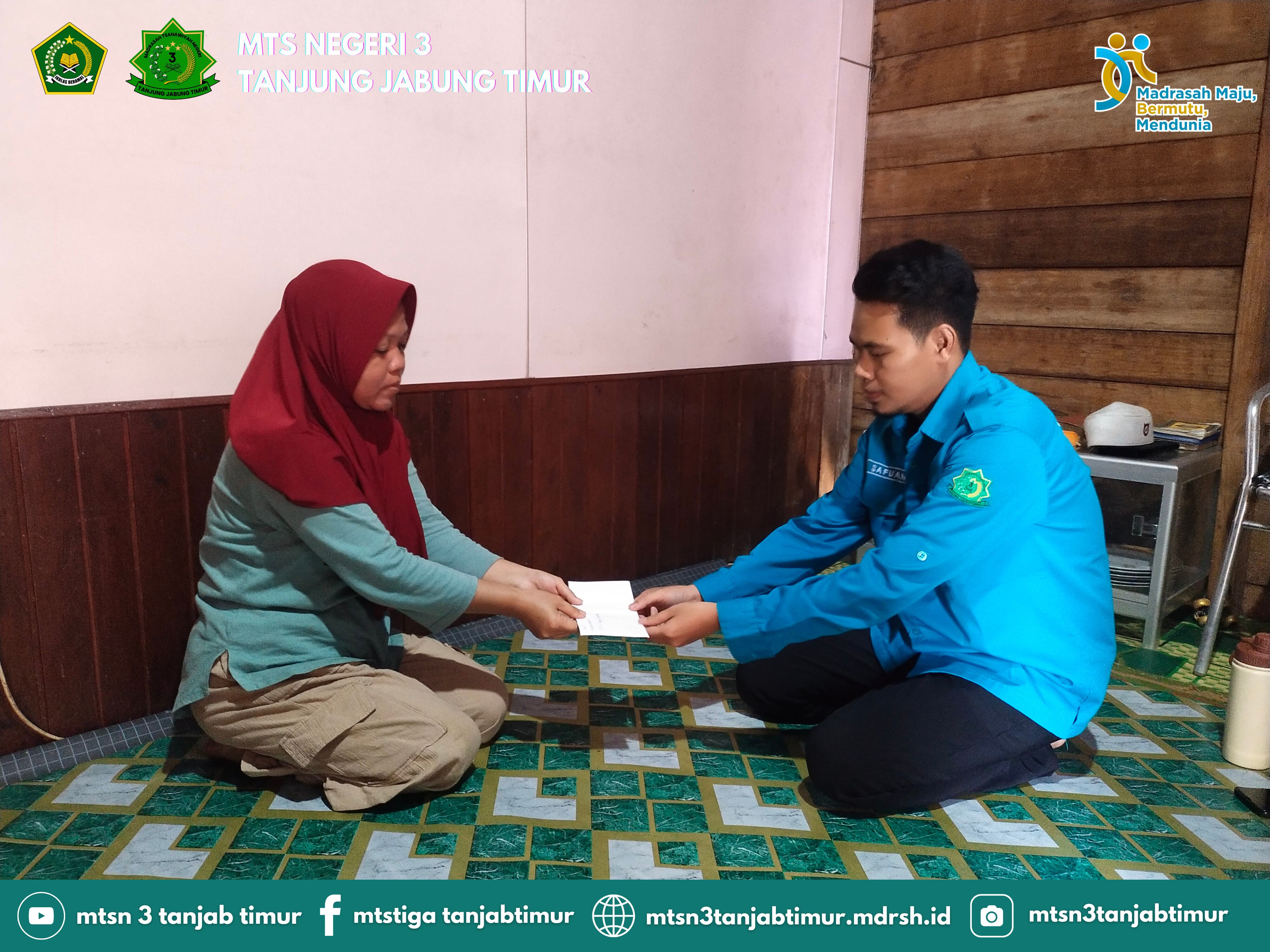 MTsN 3 Tanjung Jabung Timur Serahkan Uang Sosial Kepada Siswa yang Berduka