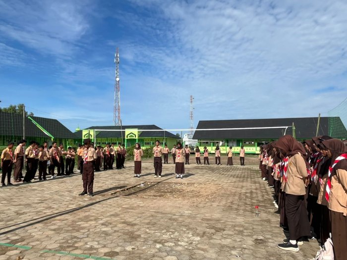 MTSN 3 Tanjung Jabung Timur Gelar Ekstrakurikuler Pramuka di Lapangan Madrasah