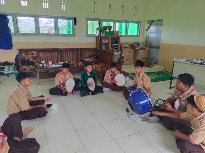 Hadrah MTsN 3 Tanjung Jabung Timur Intensif Berlatih Jelang Tampil di Acara Perpisahan Kelas IX