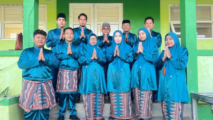 Guru dan Tenaga Pendidik  MTsN 3 Tanjung Jabung Timur Kenakan Pakaian Adat Melayu Meriahkan HUT Kabupaten ke-26