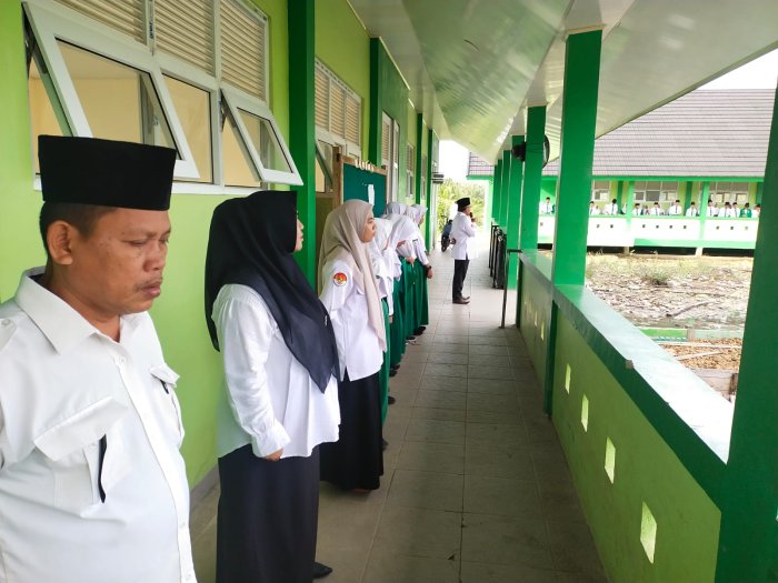MTsN 3 Tanjung Jabung Timur Gelar Upacara Bendera, Kepala Madrasah Tekankan Pentingnya Disiplin dan Akhlak