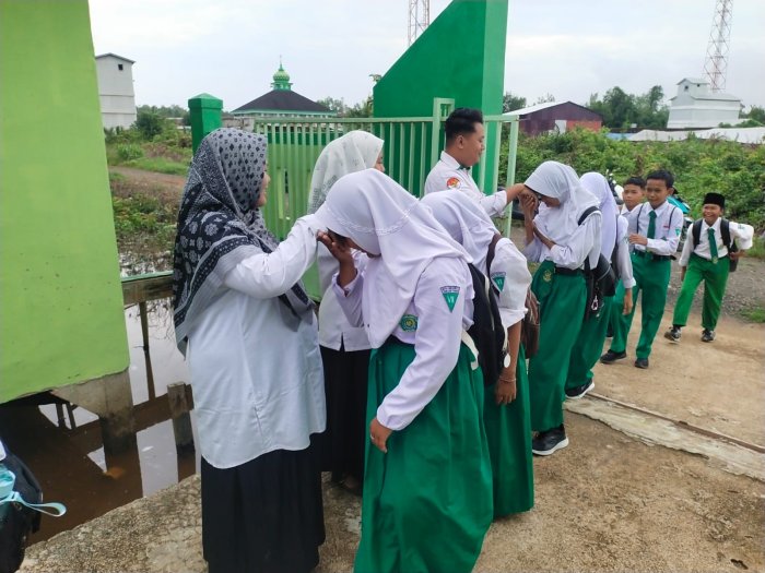 Langkah Awal Semester Genap, Guru MTsN 3 Tanjung Jabung Timur Sambut Siswa dengan Senyum dan Salam