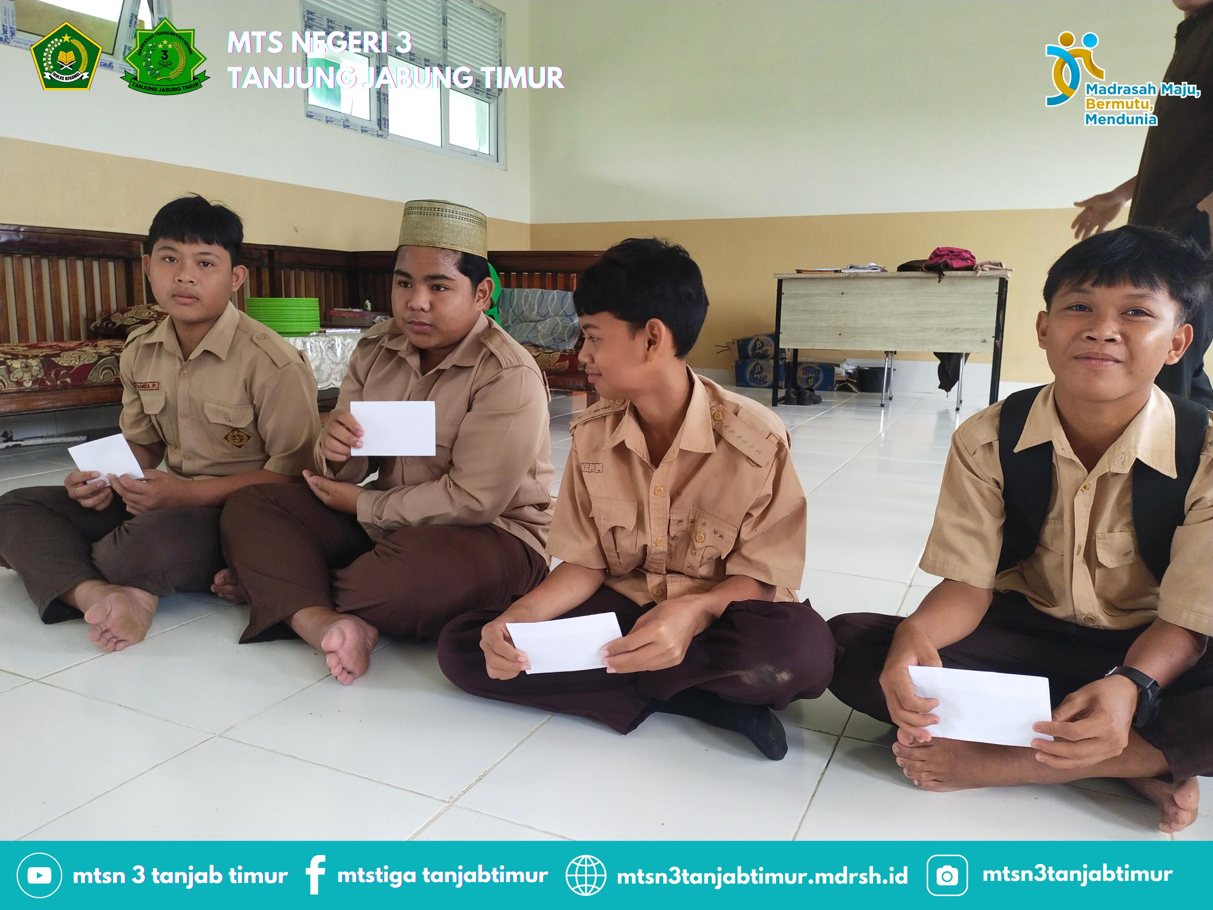 Donatur Hadirkan Senyum, Siswa Yatim MTsN 3 Tanjung Jabung Timur Dapat Bantuan