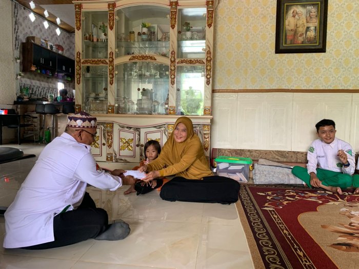 Wujud Empati: Keluarga Besar MTsN 3 Tanjung Jabung Timur Kunjungi Rumah Duka Almarhum Arifullah