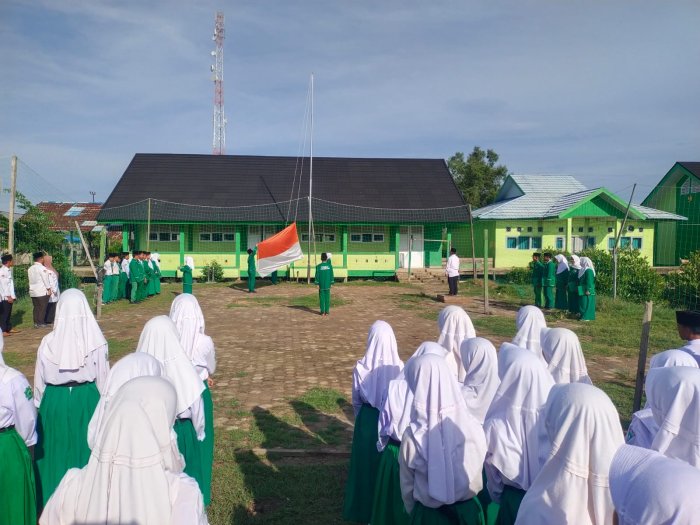 Khidmat! MTsN 3 Tanjung Jabung Timur Gelar Upacara Hardiknas 2026, Dipimpin Kepala Madrasah