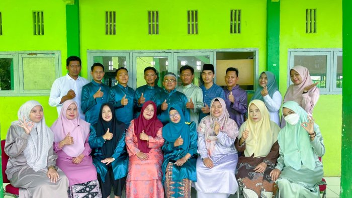Lestarikan Budaya Melayu, Guru MTSN 3 Tanjung Jabung Timur Kenakan Telok Belango di HUT Jambi ke-69